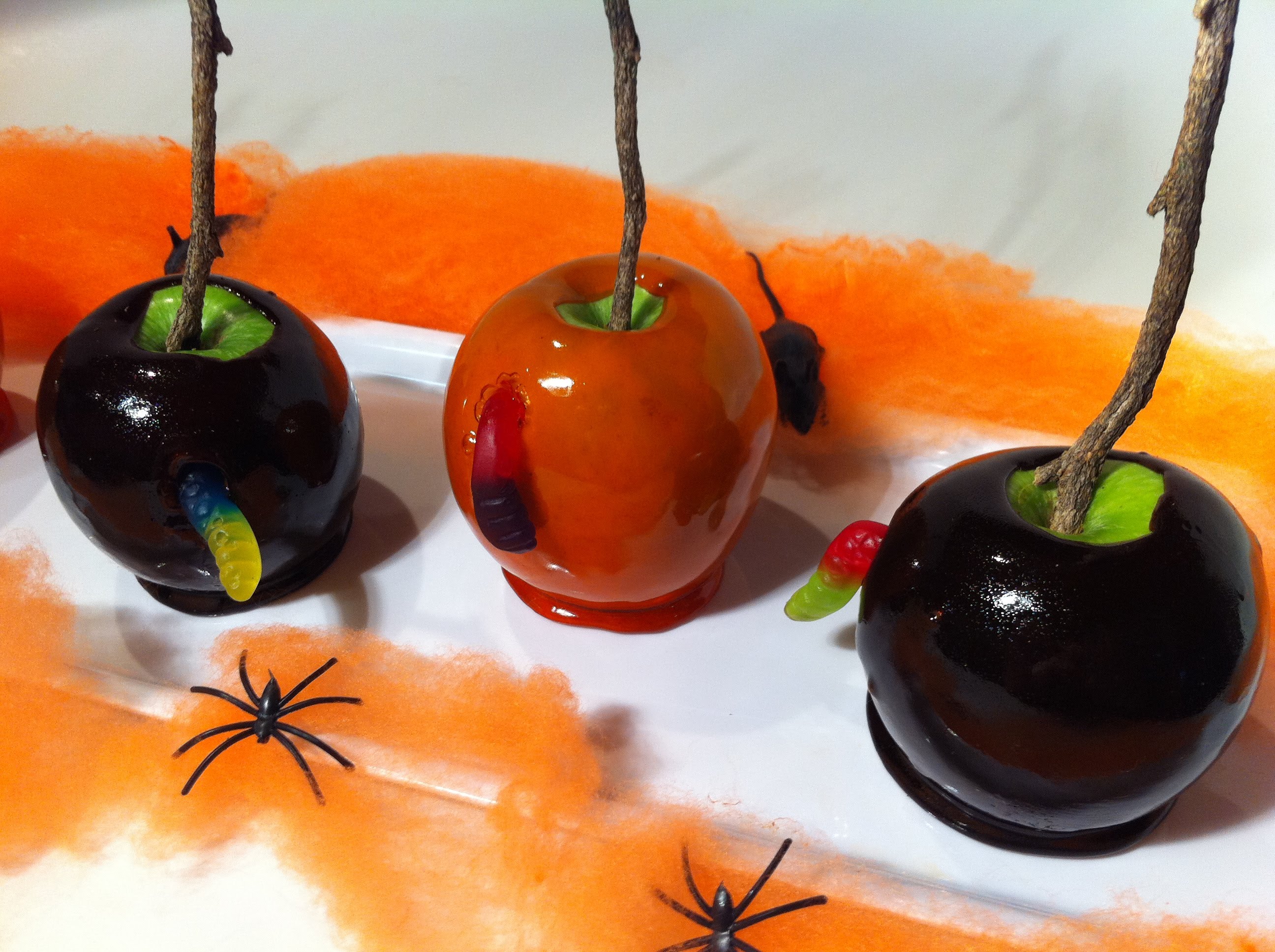 Creepy Candy Apples For Halloween – Desserts Corner